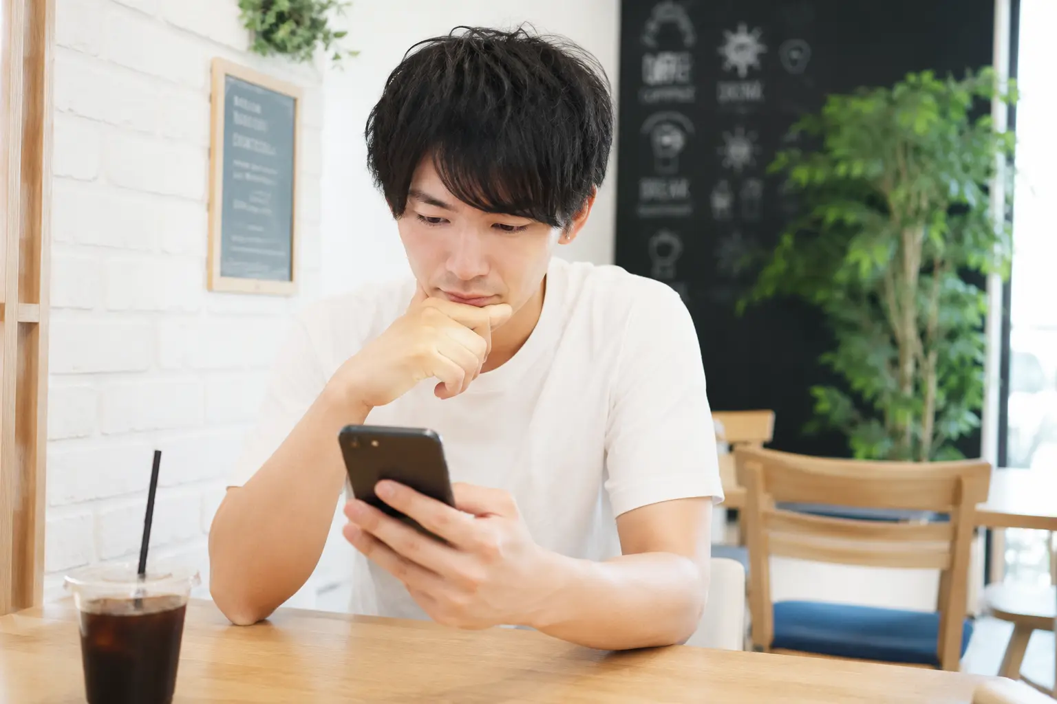 ゲイ掲示板のプロフィール内容をスマホで考えている男性